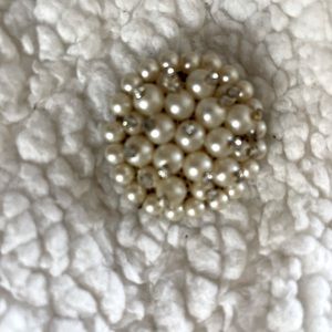 Beautiful pearl broach/ pendant with Rhinestones on tips . Vintage